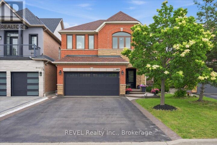 Property Photo:  4819 Bloomburg Drive  ON L5M 7K4 