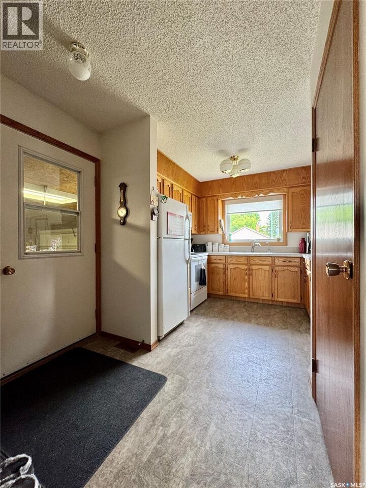 Property Photo: 136 Darlington Street E SK S3N 0E1
