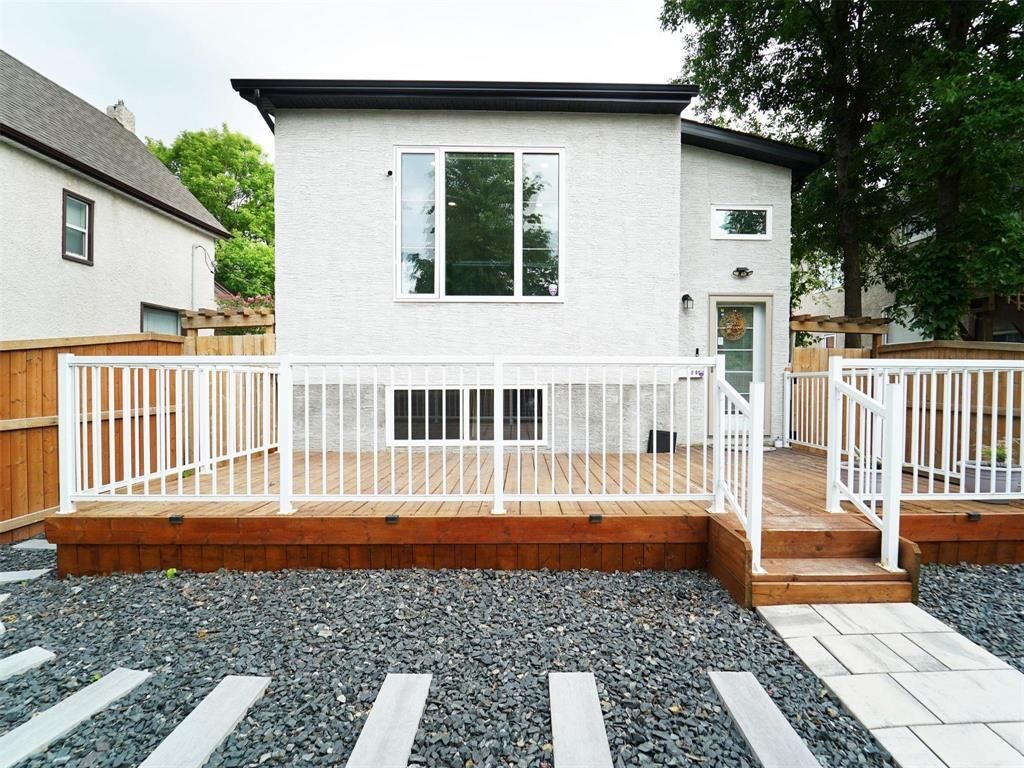 Photo de la propriété: 320 Riverton Avenue MB R2L 0N4