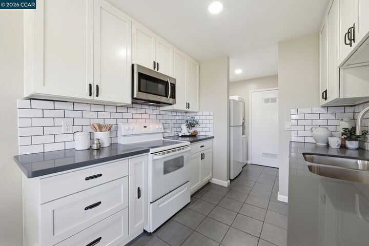 Property Photo: 2332 D St CA 94541