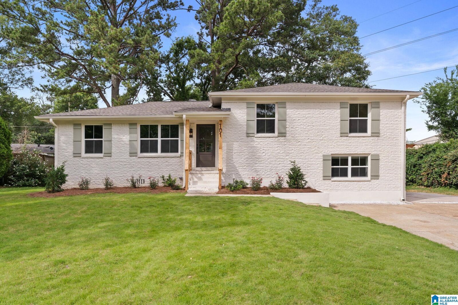 Property Photo: 101 Ridgemoor Drive AL 35209
