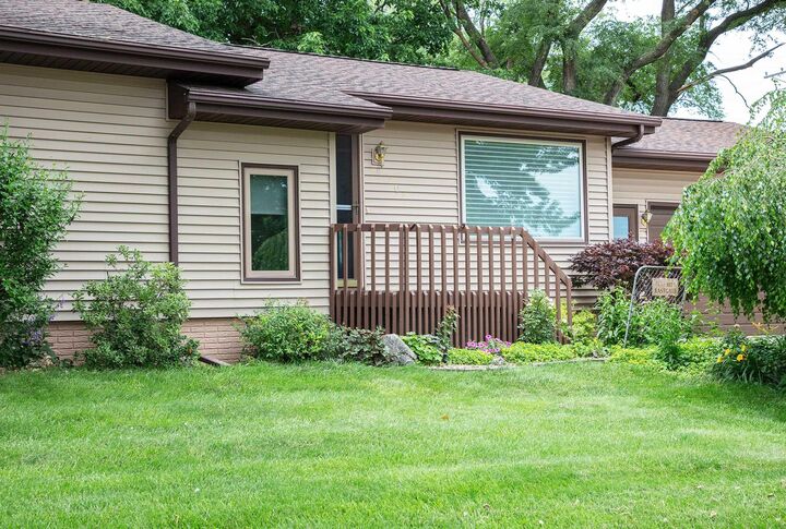 Property Photo:  107 Eastgate Dr  IA 50669 