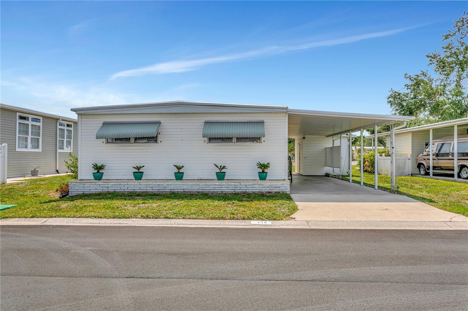 Property Photo: 115 White Oak Way FL 34237