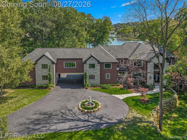 Property Photo:  5029 Forest Valley Drive  MI 48348 3491 