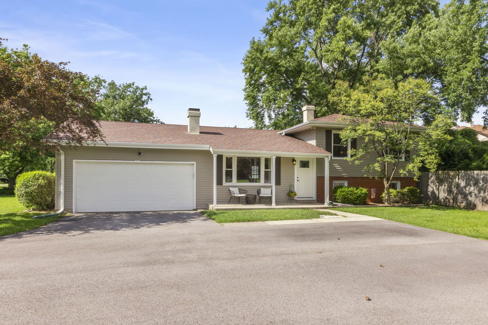 Property Photo:  5S481 Glenoban Drive  IL 60563 