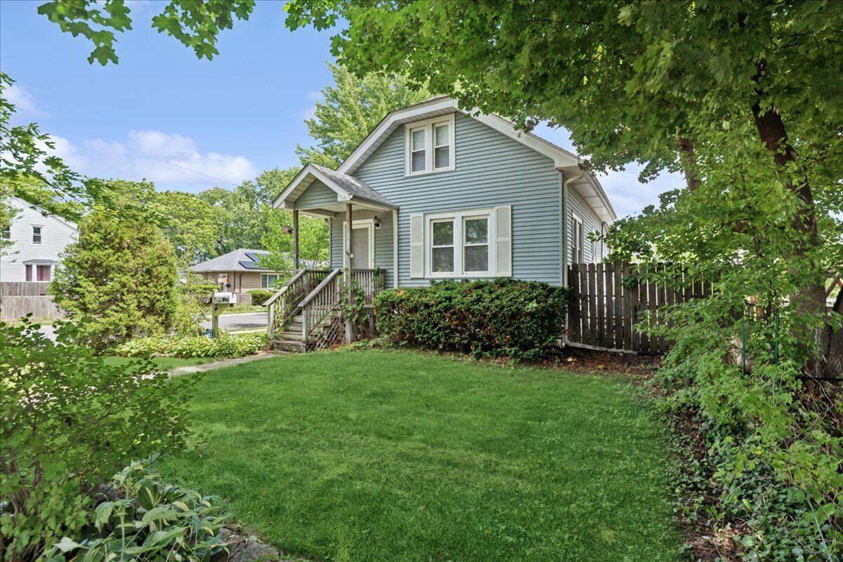 Property Photo: 427 S Elmwood Avenue IL 60085