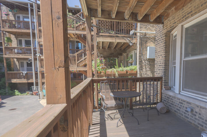 Property Photo: 1057 W Berwyn Avenue 1 IL 60640
