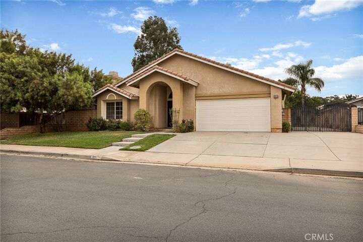 Property Photo: 860 Hurstland CA 92223