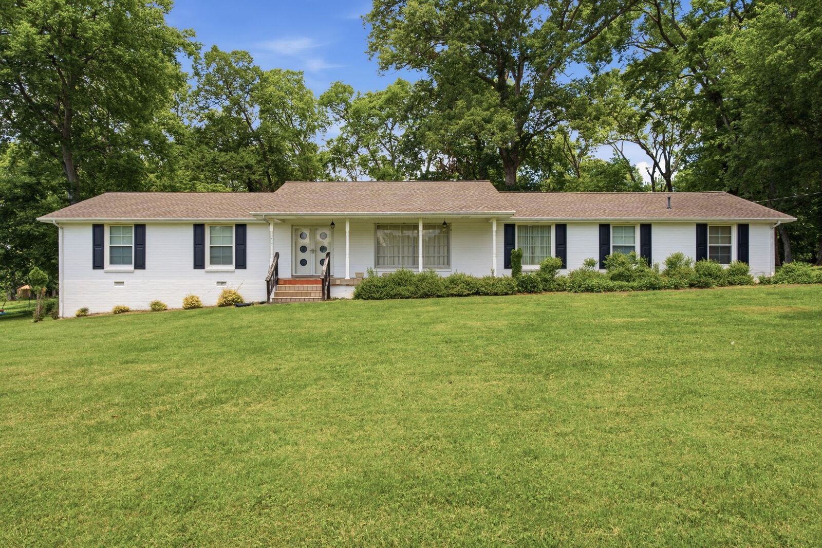 Property Photo:  208 Lake Terrace Dr  TN 37075 