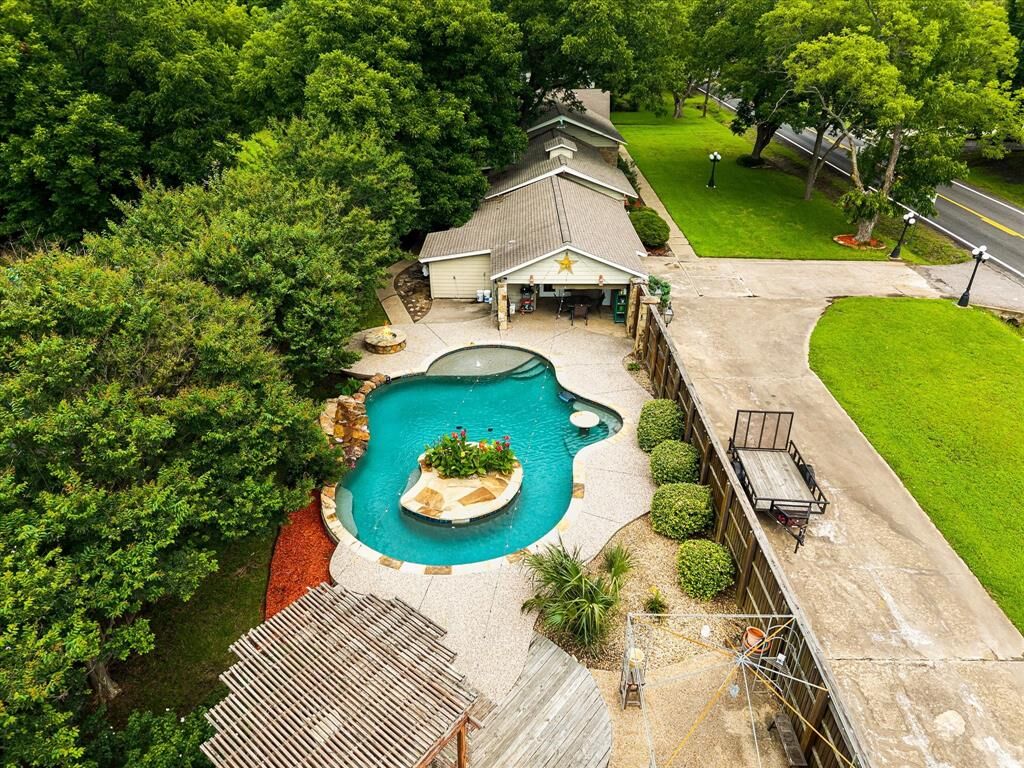 Property Photo:  110 W Crockett Street  TX 75496 