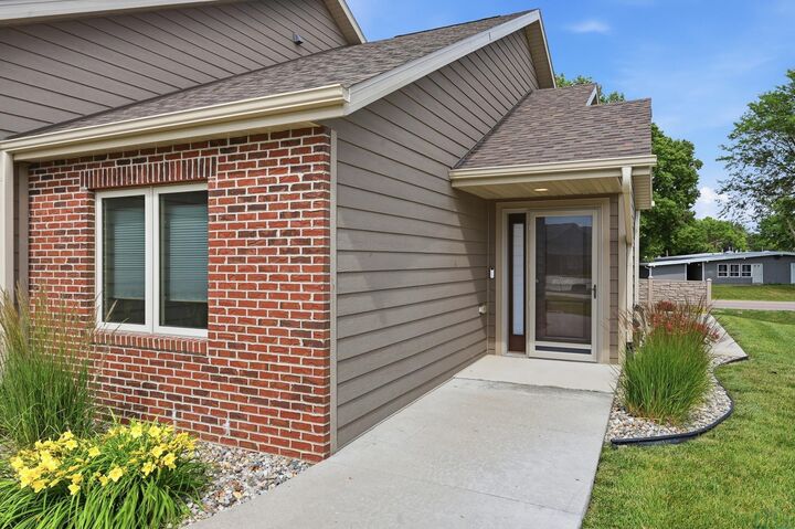 Property Photo: 300 Prairie Bluff Dr. IA 51054