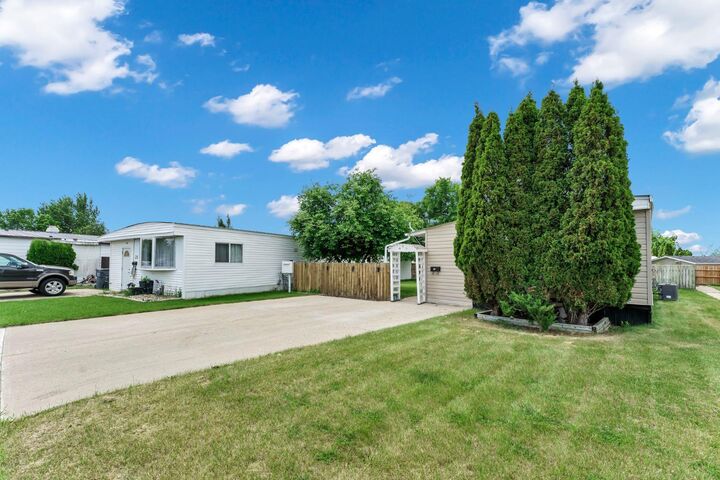 Property Photo: 2460 Southview Drive SE 36 AB T1B 1C8