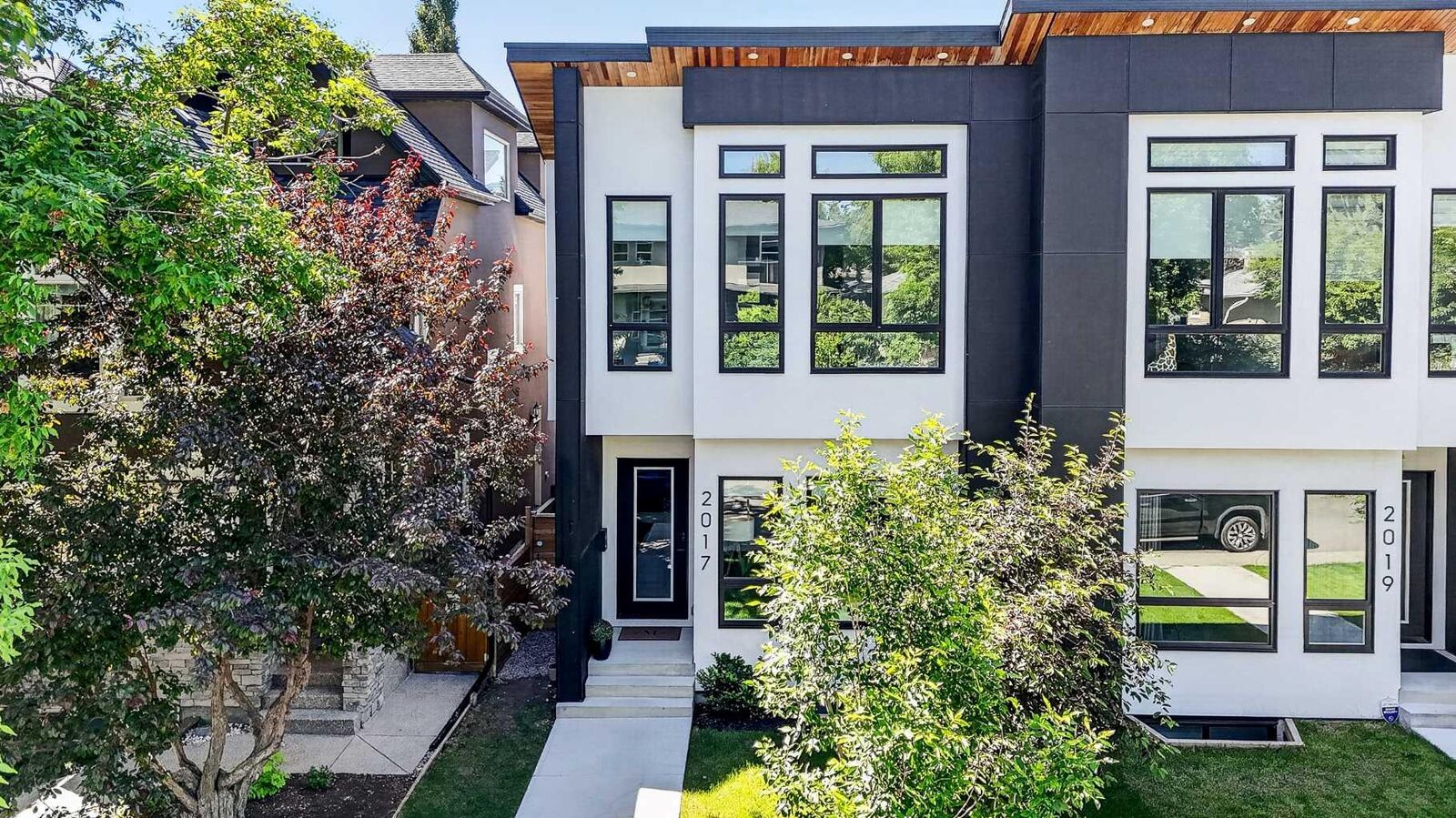 Property Photo:  2017 42 Avenue SW  AB T2T 2M8 