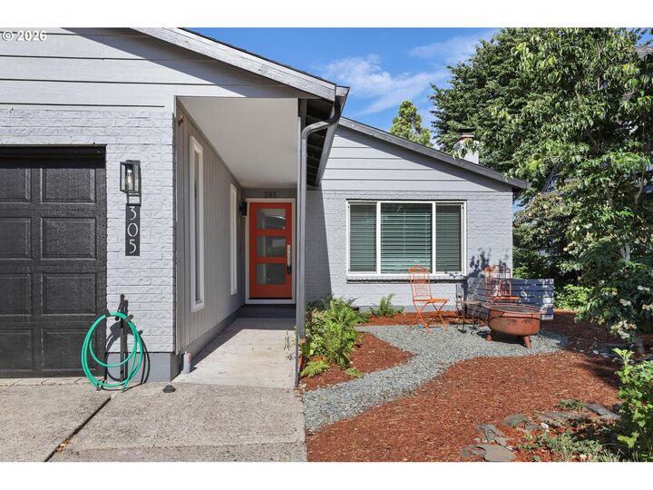 Property Photo: 305 SE 84th Ave OR 97216