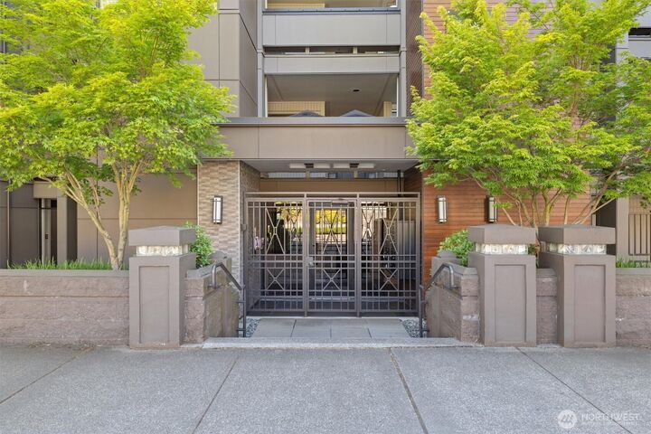 Property Photo: 827 Lake Street S 207 WA 98033