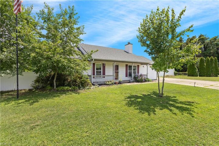 Property Photo: 879 Maple Ct VA 23430