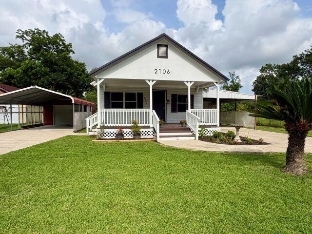 Property Photo: 2106 35th St TX 77630
