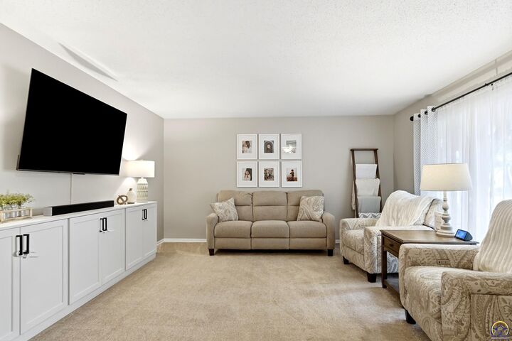 Property Photo: 2807 SW Maupin Ln KS 66614