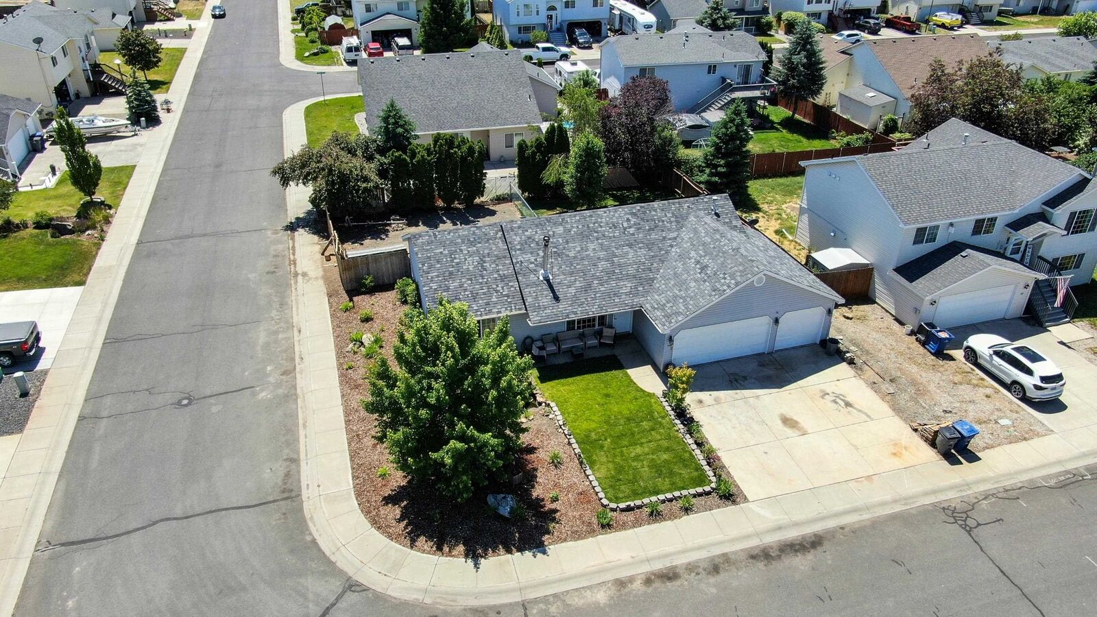 Property Photo:  520 E Beverly Ave  WA 99022 