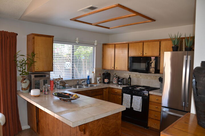 Property Photo: 1615 E Castlecrest Avenue CA 93292