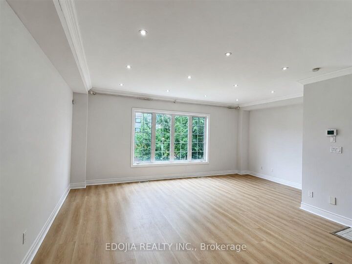 Property Photo: 215 16th Avenue 14 ON L4C 0T8