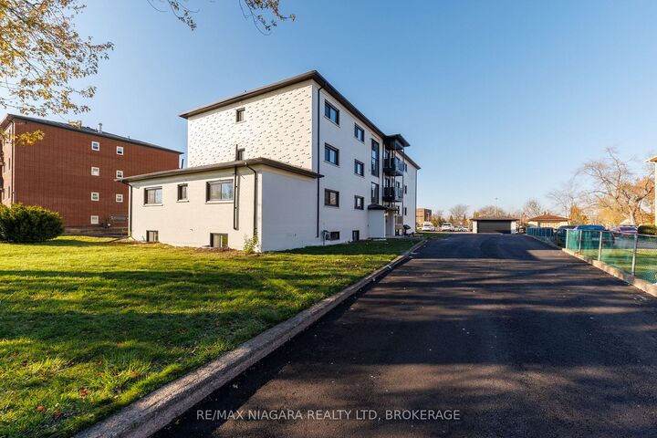 Property Photo:  141 Plymouth Road Unit 12  ON L3B 3C8 