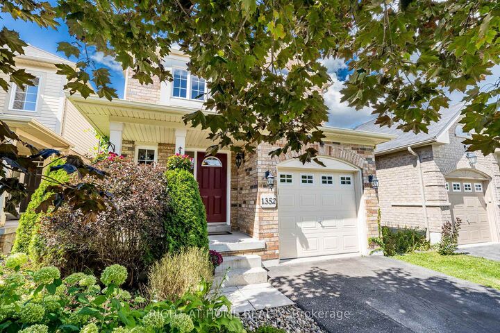 Property Photo: 1352 Wadebridge Crescent ON L1K 3B2