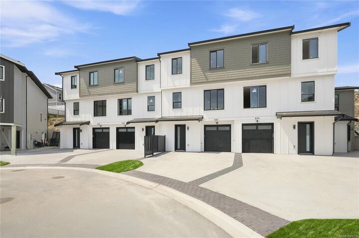 Property Photo: 836 Blackbird Pl BC V9B 6H4