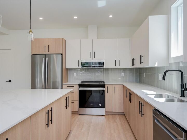 Property Photo: 671 Madrona Pl BC V9B 6C6