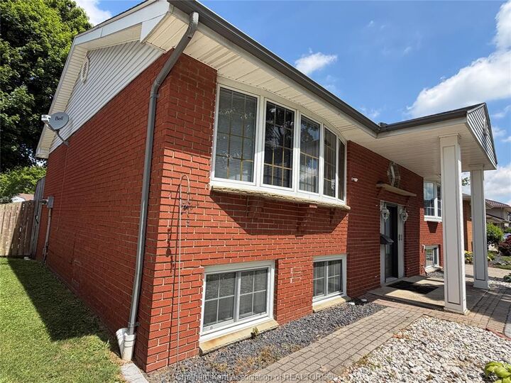 Property Photo: 81 Lancefield Place ON N7L 2M2