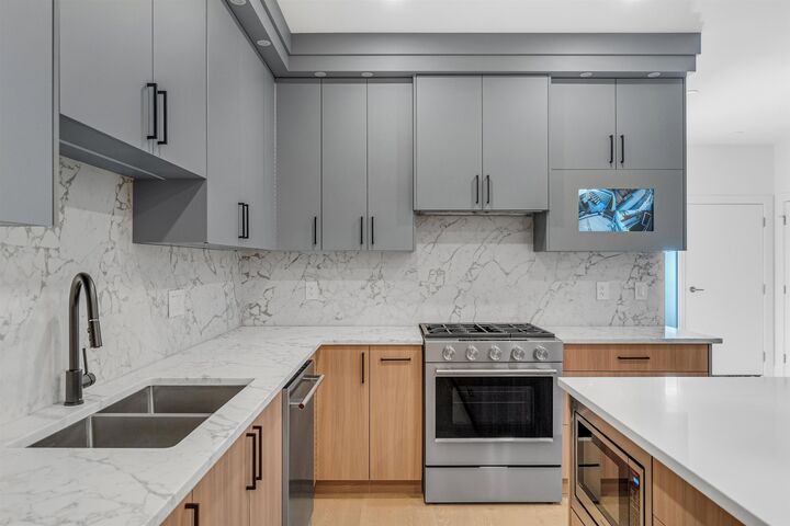 Property Photo: 6176 Elgin Avenue 4 BC V5H 3S4
