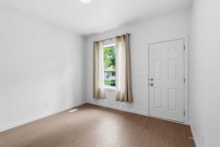 Property Photo: 556 Redwood Avenue West MB R2W 1T1