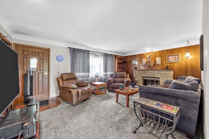 Property Photo: 1805 Country Club Drive IA 52302