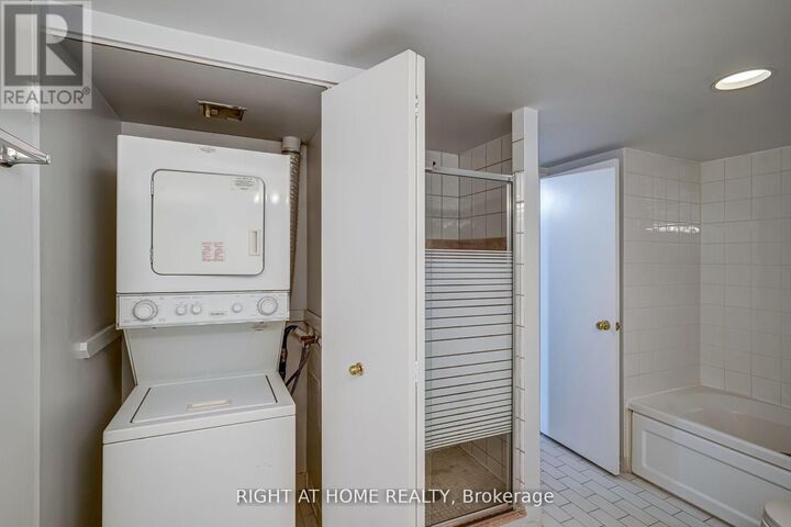 Property Photo:  44 St Joseph Street 2702  ON M4Y 2W4 
