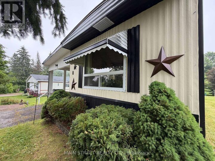 Property Photo: 8 Park Crescent ON K9V 0H5