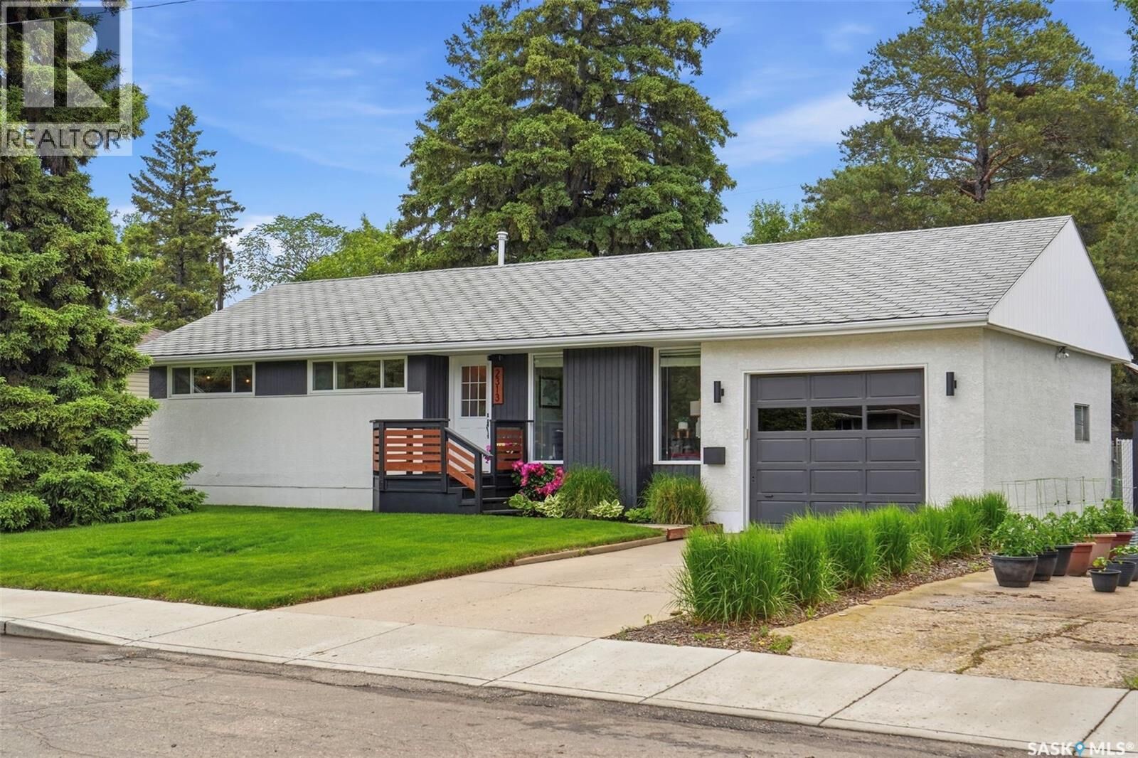 Property Photo: 2313 Dufferin Avenue SK S7J 1C1
