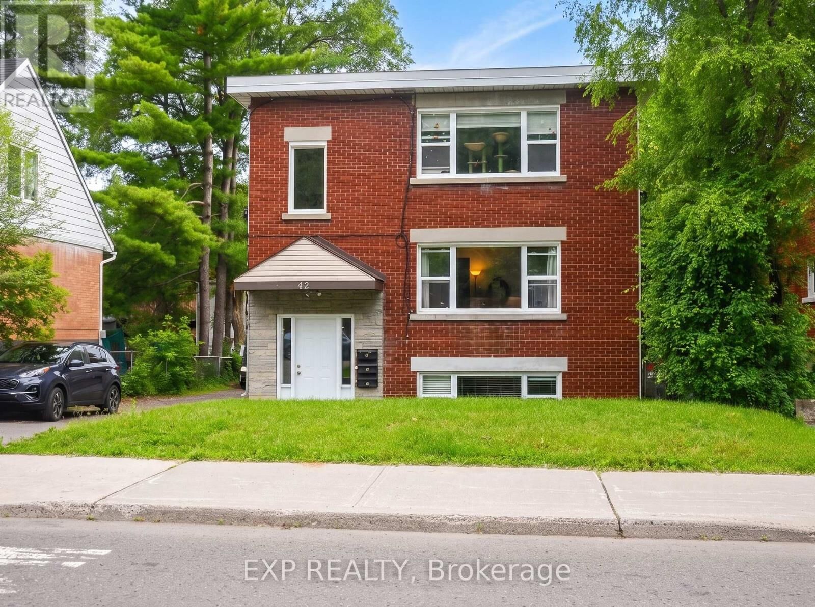 Property Photo:  42 Lavergne Street  ON K1L 5G3 