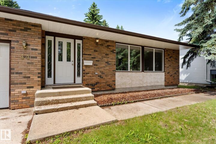 Property Photo:  44 Arlington Drive  AB T8N 2V5 