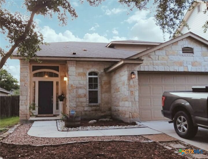 Property Photo: 924 Karah TX 78130