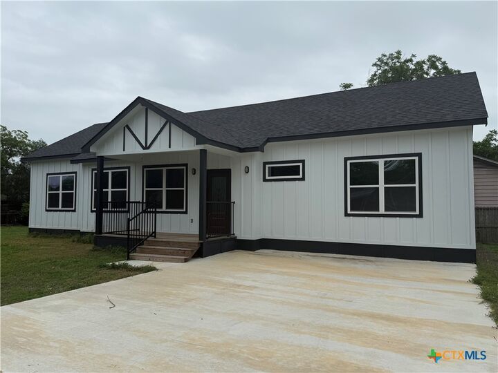 Property Photo:  501 Walnut St  TX 77995 