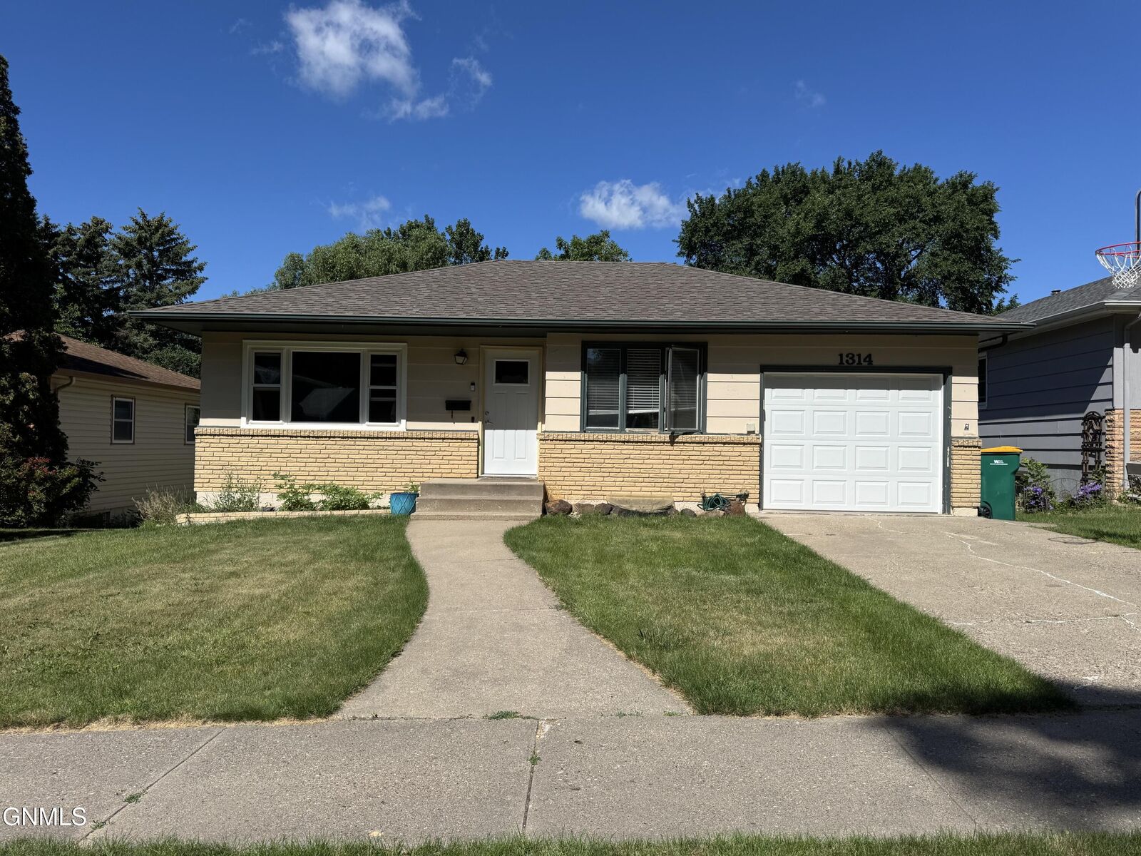 Property Photo:  1314 17th Street  ND 58501 