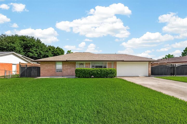 Property Photo: 10935 Timberoak Drive TX 77043