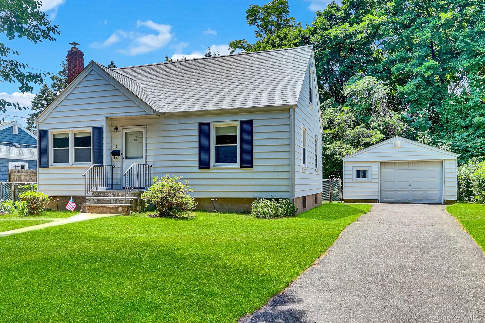 Property Photo:  19 Poplar Place  NY 11542 