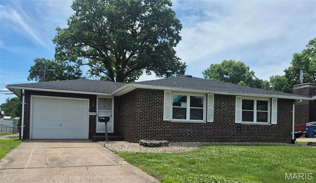 Property Photo:  3209 Newell Drive  IL 62040 