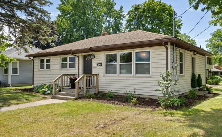 Property Photo:  1904 Griggs Street SE  MI 49506 