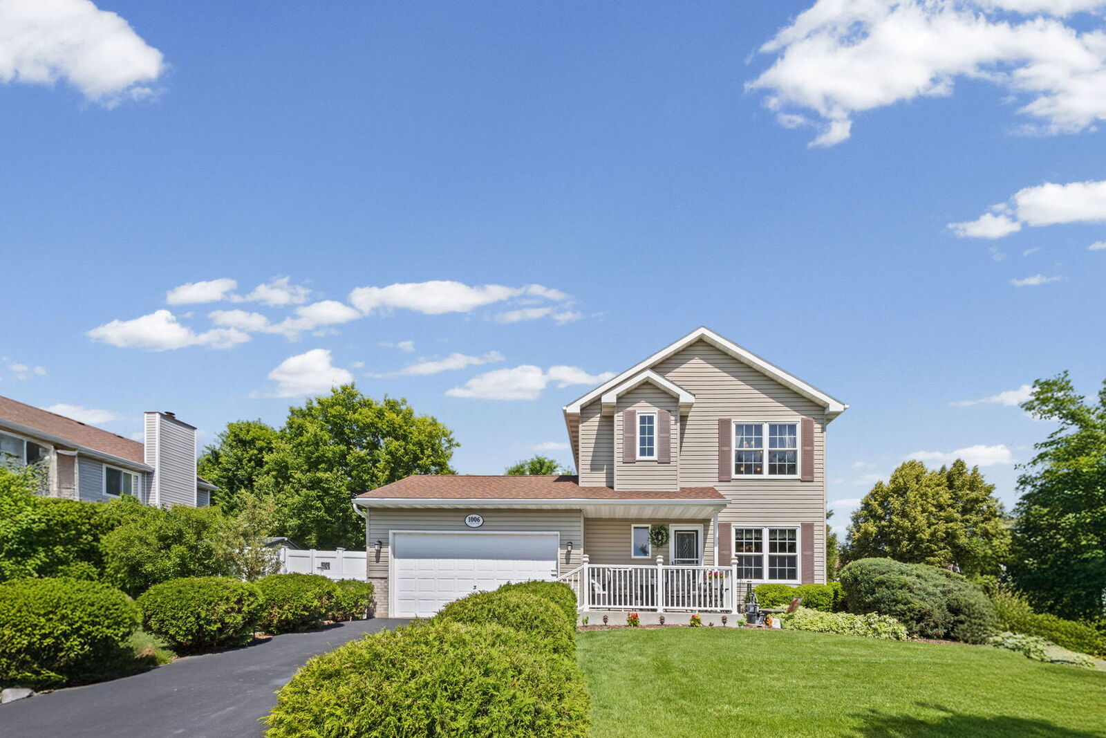 Property Photo: 1006 Lindsay Street IL 60431