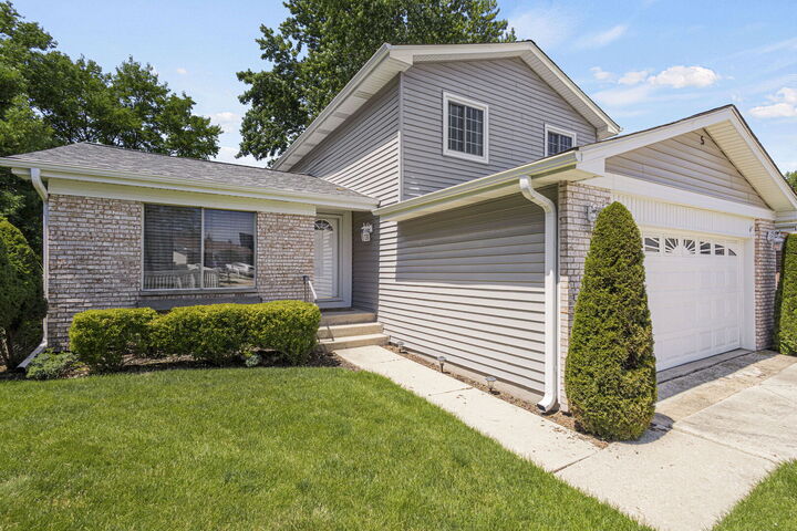 Property Photo: 5 Oriole Court IL 60517