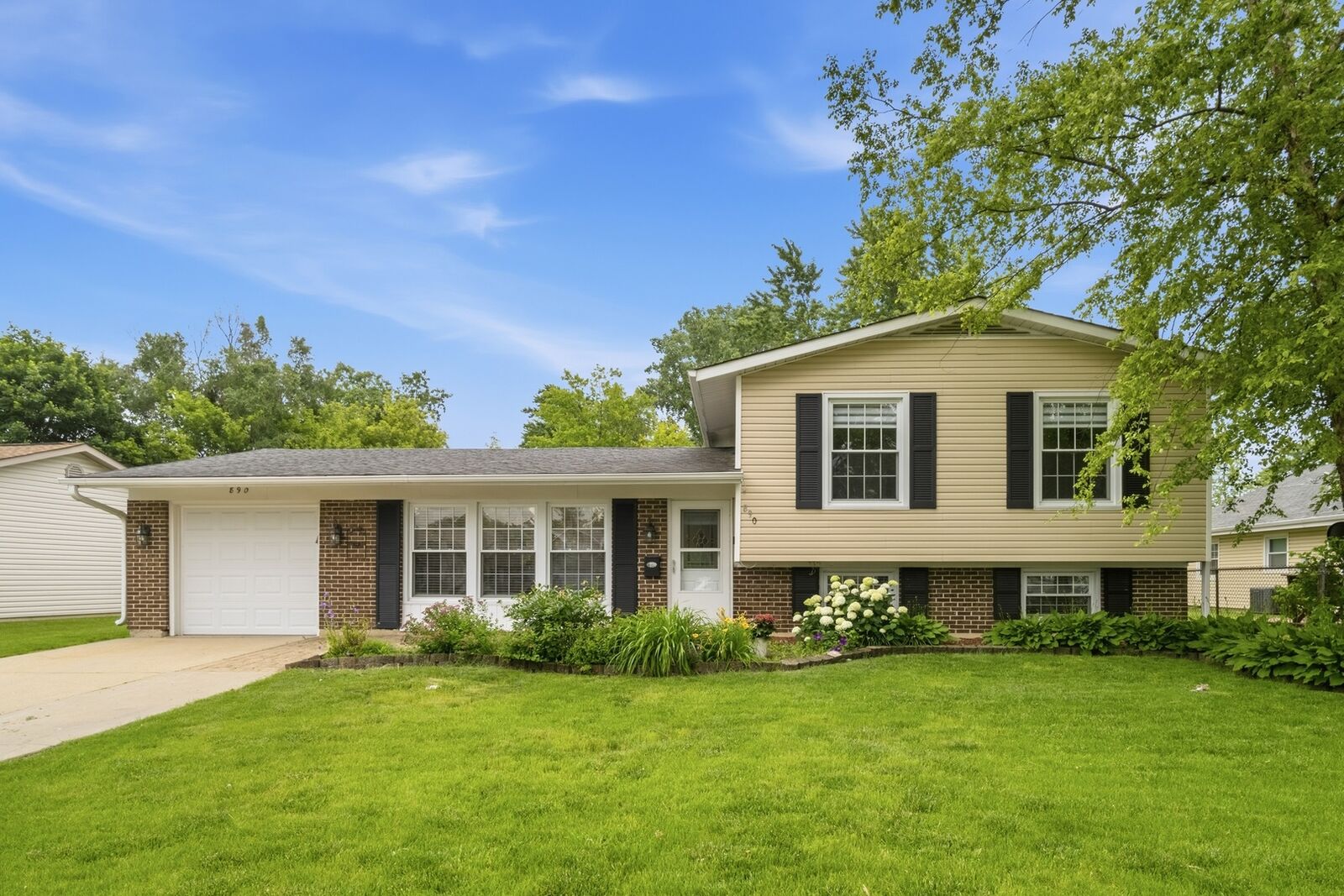 Property Photo: 890 Yorkshire Drive IL 60133