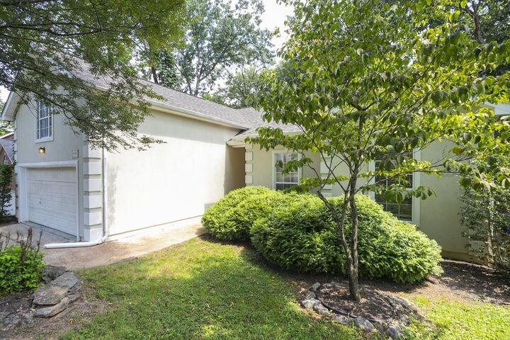 Property Photo:  1004 Elmshade Ln  TN 37211 