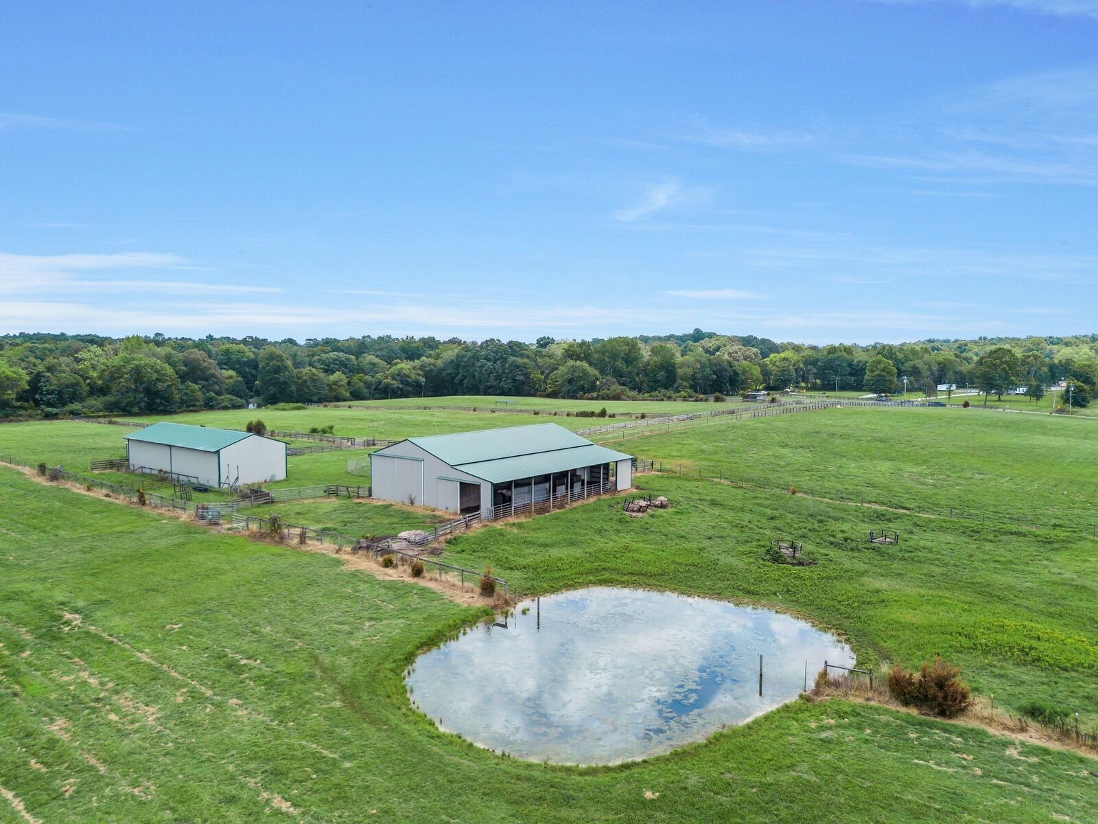Property Photo: 2620 Highway 48 S TN 37055